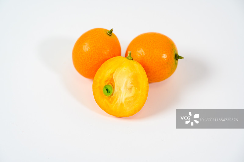 白色背景下的金橘图片素材
