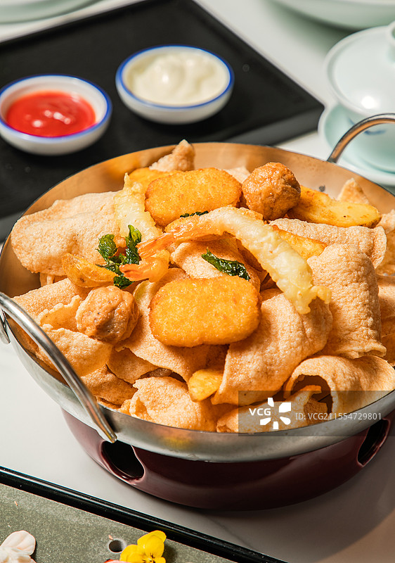 虾片锅巴零食薯片炸鸡块炸虾图片素材
