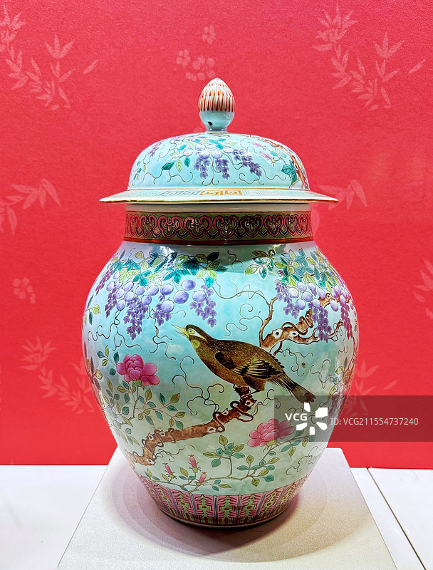 清光绪·粉彩粉青地花鸟盖罐图片素材