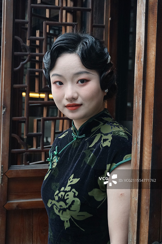 秦淮河复古旗袍女子图片素材