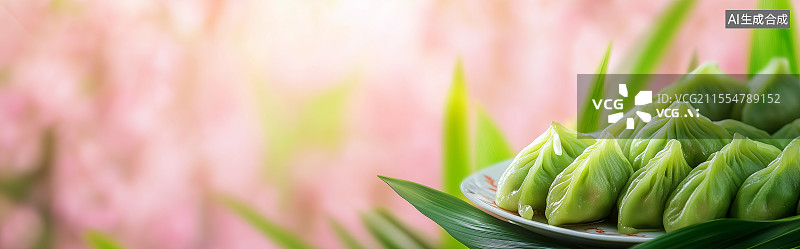 【AI数字艺术】充满活力的绿色粽子、饺子、包子、饭团等食物摆放在一个瓷盘上，樱花为背景，唤起了清明节的氛围。图片素材