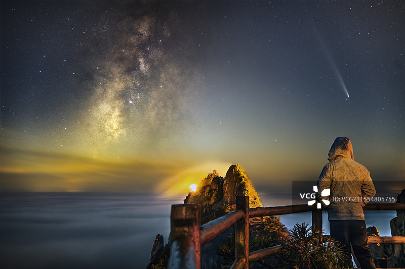 老君山云海星空彗星同框图片素材