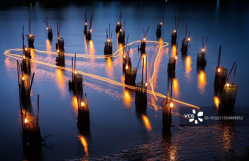 广西京族人传统的捕虾法——虾灯捕虾图片素材