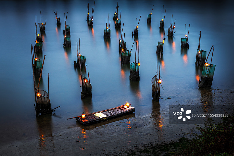 广西京族人传统的捕虾法——虾灯捕虾图片素材