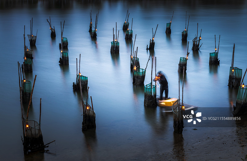 广西京族人传统的捕虾法——虾灯捕虾图片素材