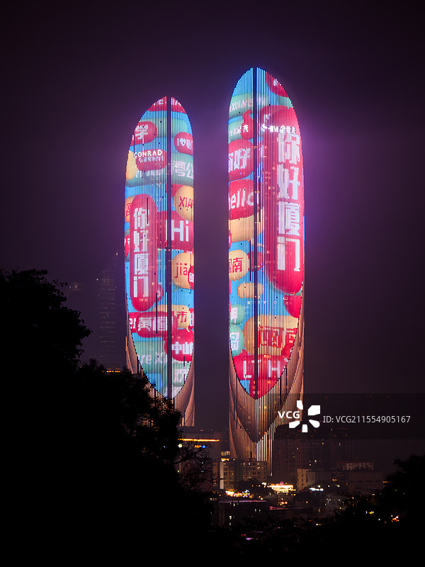 厦门世茂双子塔夜景外立面雨夜图片素材