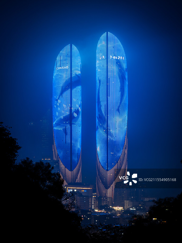 厦门世茂双子塔夜景外立面雨夜图片素材