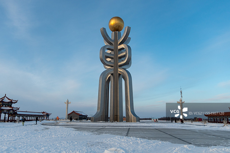 晴天下的东极广场图片素材