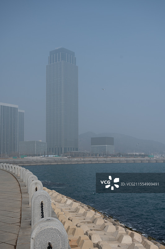 现代城市建筑与城市天际线，海雾中的大厦图片素材