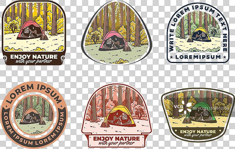 与伴侣在自然中露营的复古户外场景图片素材