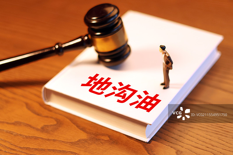 桌子上有书和笔的木槌特写镜头 地沟油图片素材