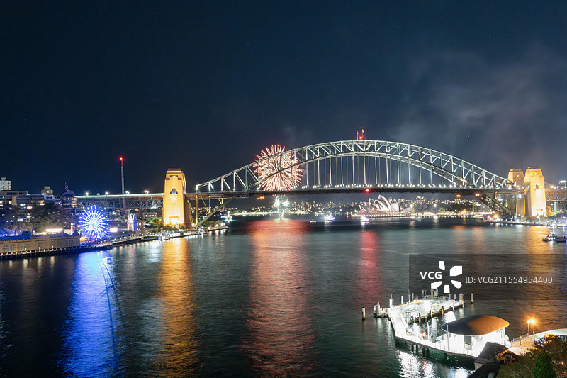 悉尼港湾大桥的烟花 Fireworks over Sydney Harbor Bridge图片素材