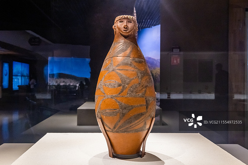 甘肃省博物馆人头形器口彩陶瓶新石器时代仰韶文化公元前5000-前3000年1978年甘肃秦安县大地湾图片素材