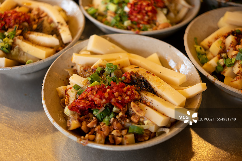 四川成都洛带古镇伤心凉粉，川北凉粉凉拌黄凉粉豌豆粉，特色菜中国菜餐饮美食，地方风味小吃静物特写图片素材