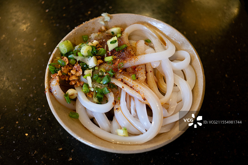 四川成都洛带古镇伤心凉粉，川北凉粉凉拌豌豆粉，特色菜中国菜餐饮美食，地方风味小吃静物特写图片素材