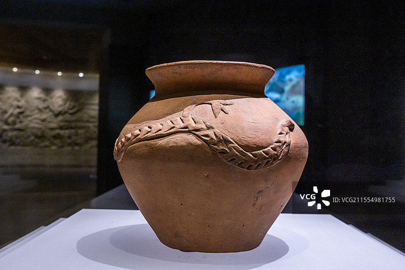 甘肃省博物馆堆塑龙纹红陶罐齐家文化公元前2200-前1700年甘肃广河县齐家坪出土图片素材