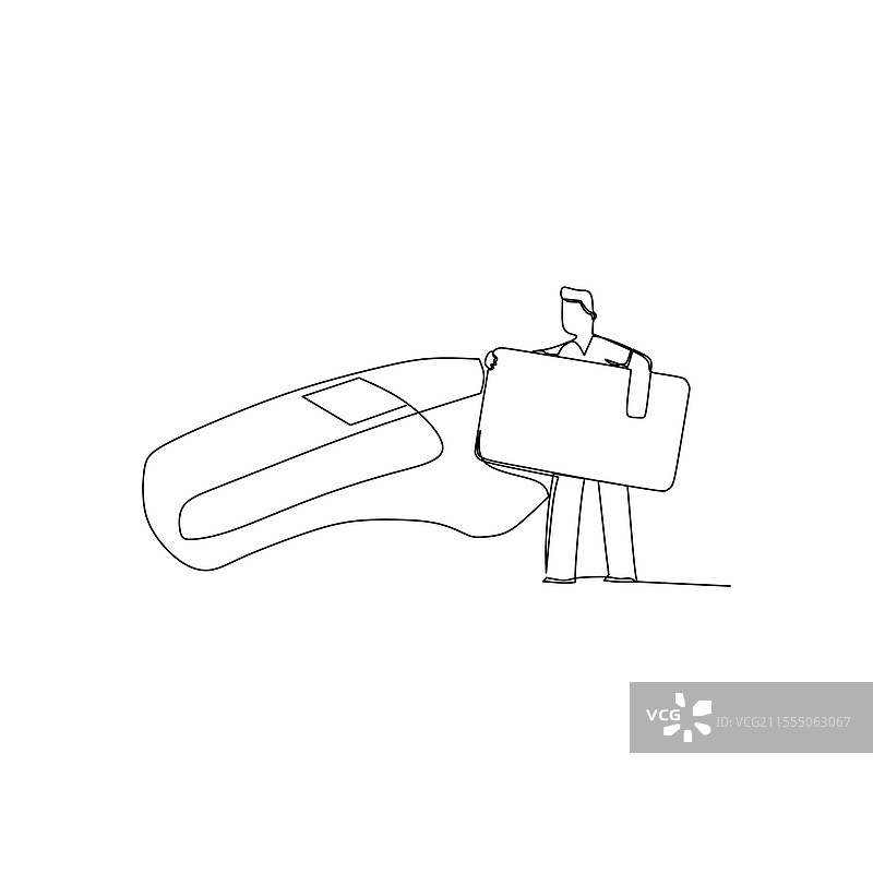 一个男人拿着一张大信用卡进行支付图片素材