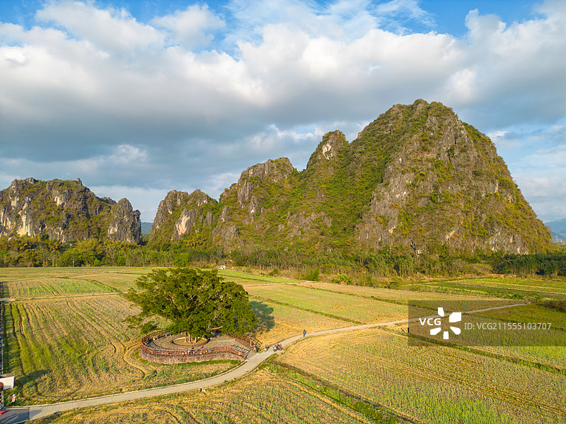 航拍春北十里画廊春天的田园风光，中国广东省阳江市阳春市春湾镇那星村图片素材