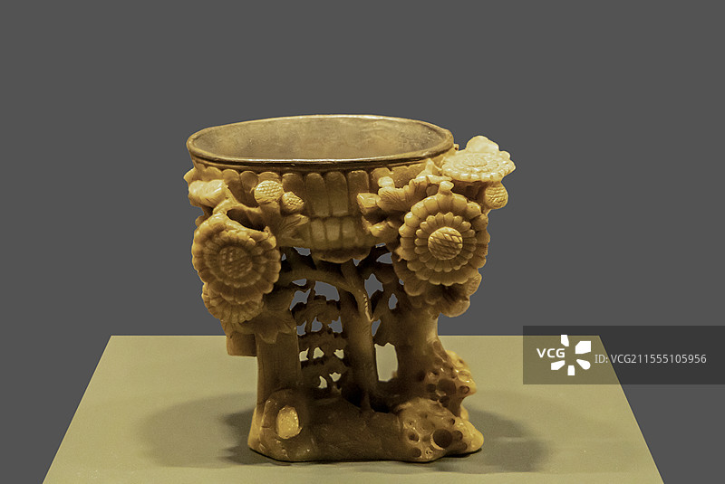 青海省博物馆“历史文物展”：嵌银寿山石雕菊花杯（民国，乐都区瞿昙寺，青海省博物馆藏）图片素材