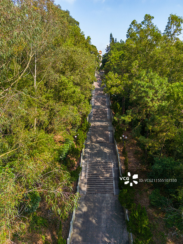 航拍阳春东湖革命英雄纪念公园，中国广东省阳江市阳春市图片素材