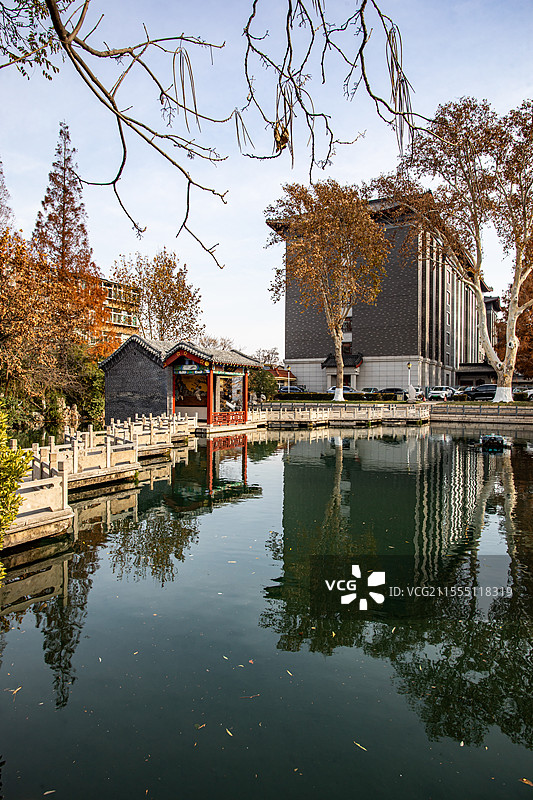 山东济南珍珠泉景区山东省人大建筑秋色倒影景观图片素材