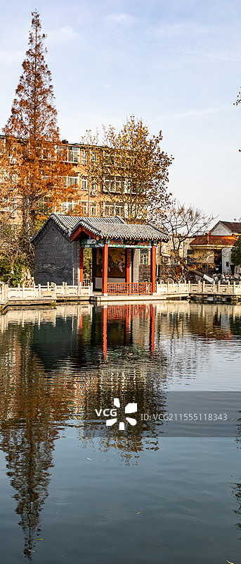 山东济南珍珠泉景区山东省人大建筑秋色倒影景观图片素材