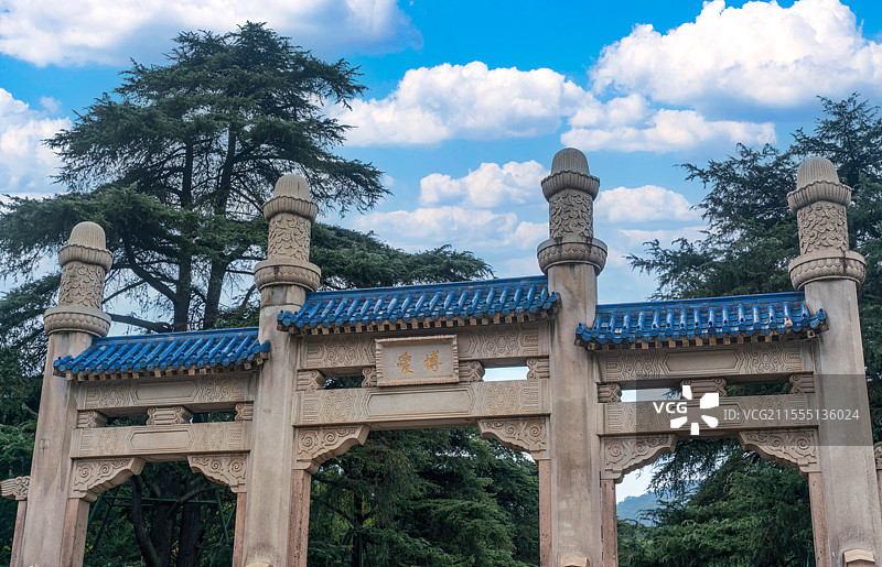 南京中山陵宁静与庄严的博爱牌坊图片素材