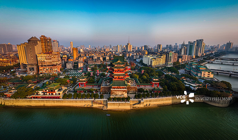 英雄城中历史底蕴与现代气息的交融图片素材
