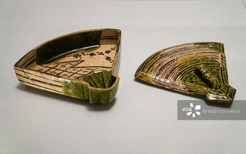 日本 东京国立博物馆 江户时代 美浓 织部扇形盖盘图片素材