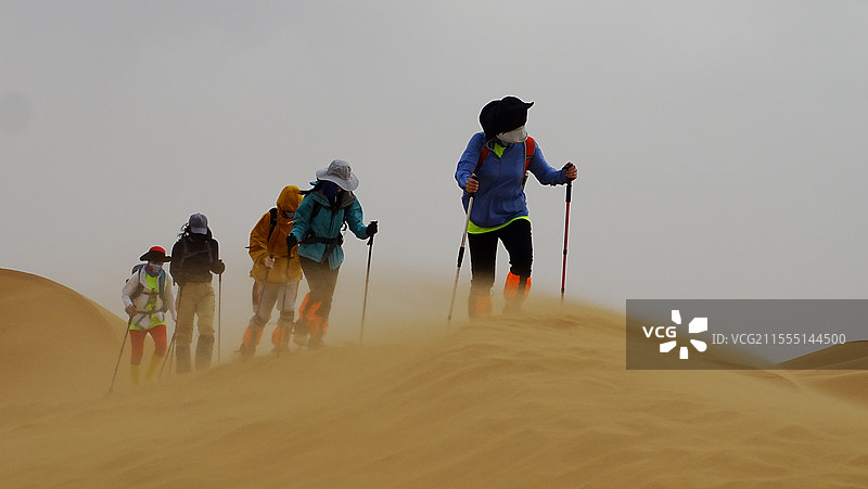 徒步爱好者，腾格里沙漠徒步穿越。图片素材