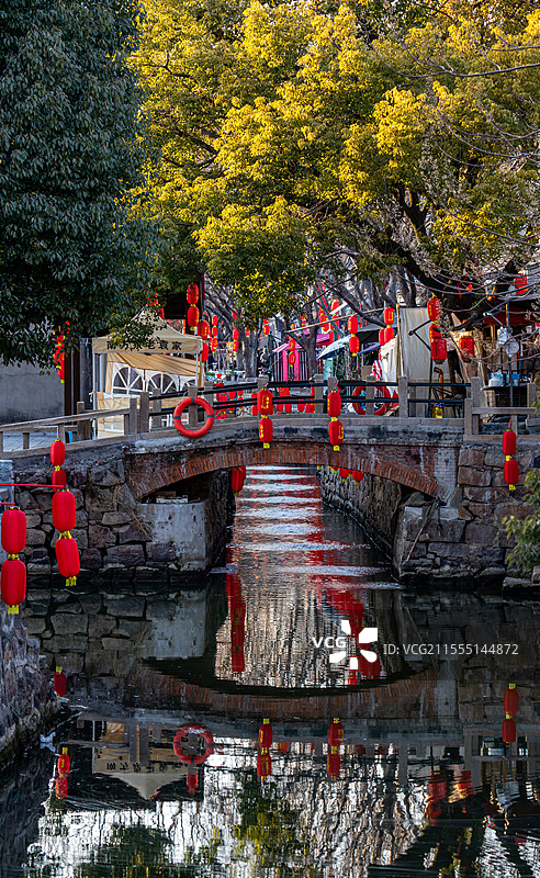 春节过年期间挂满红灯笼的无锡南方泉老街水乡民居建筑景观图片素材