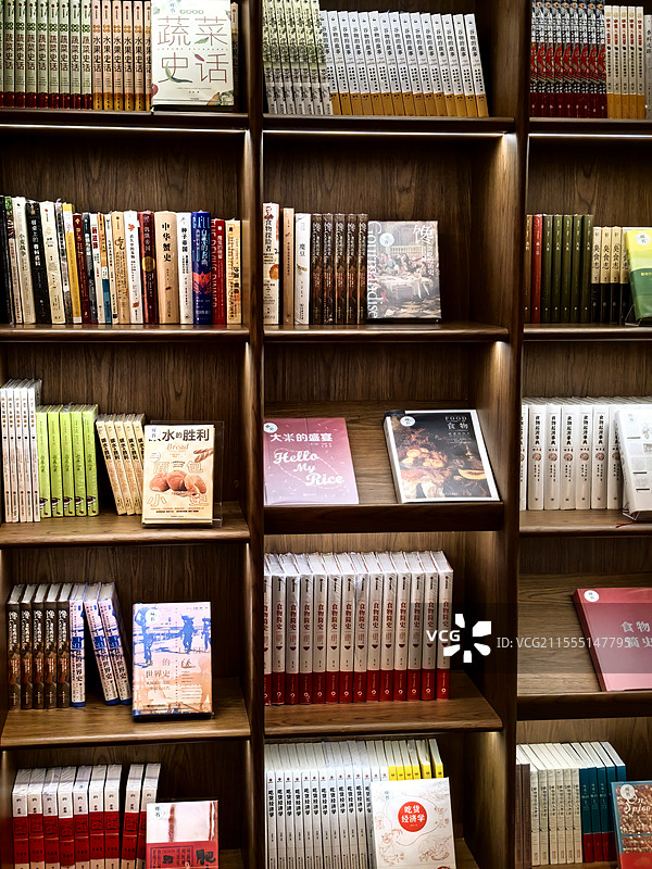 书架上的书图片素材