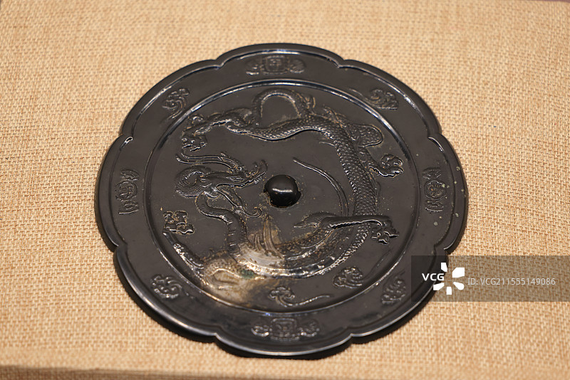 千秋万春铭龙纹葵花形铜镜 明 皖西博物馆藏图片素材