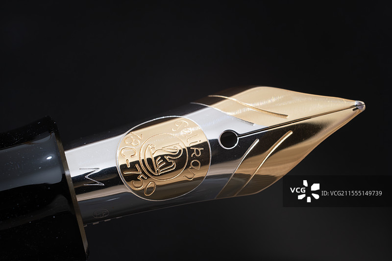 钢笔笔尖的微距特写图。18K金笔尖图片素材