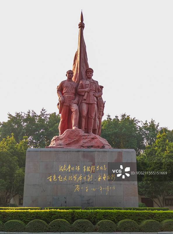 广西南宁韦拔群李明瑞烈士纪念雕像图片素材