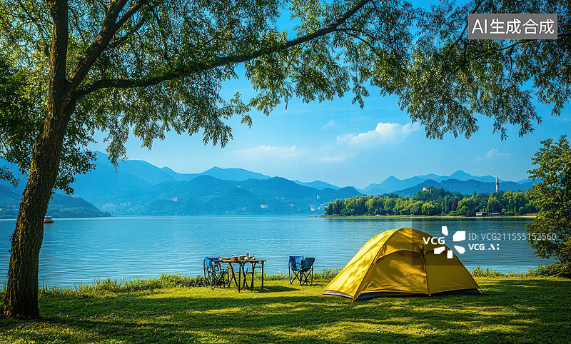 【AI数字艺术】一个宁静的露营场景。前景中有一个黄色的帐篷，旁边是一张野餐桌和长椅。图片素材