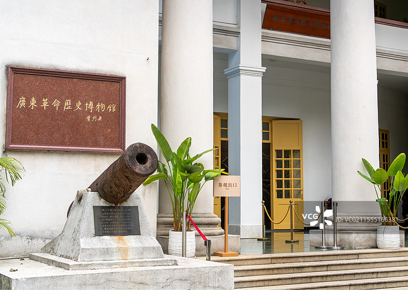 广东革命历史博物馆正门前的虎门炮台大炮图片素材