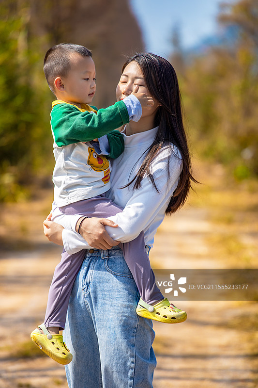 年轻妈妈抱着宝贝孩子图片素材