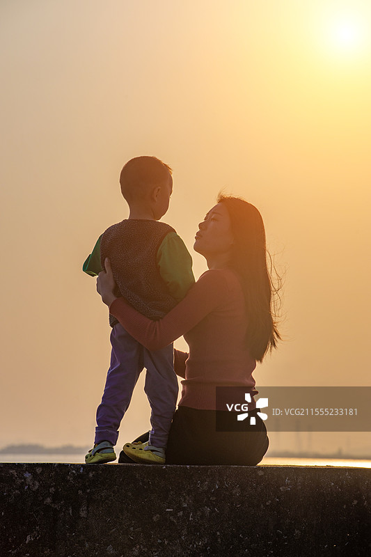 年轻妈妈抱着宝贝孩子图片素材
