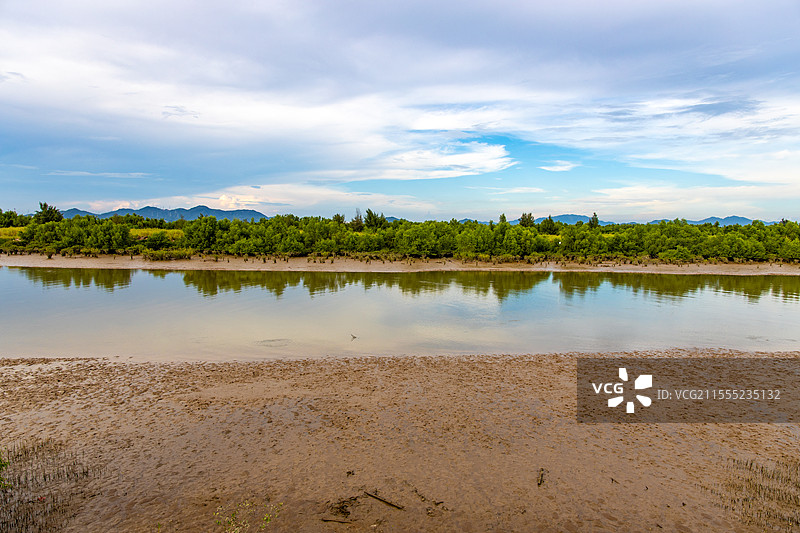 中国广东江门市银湖湾古兜山湿地自然风光图片素材