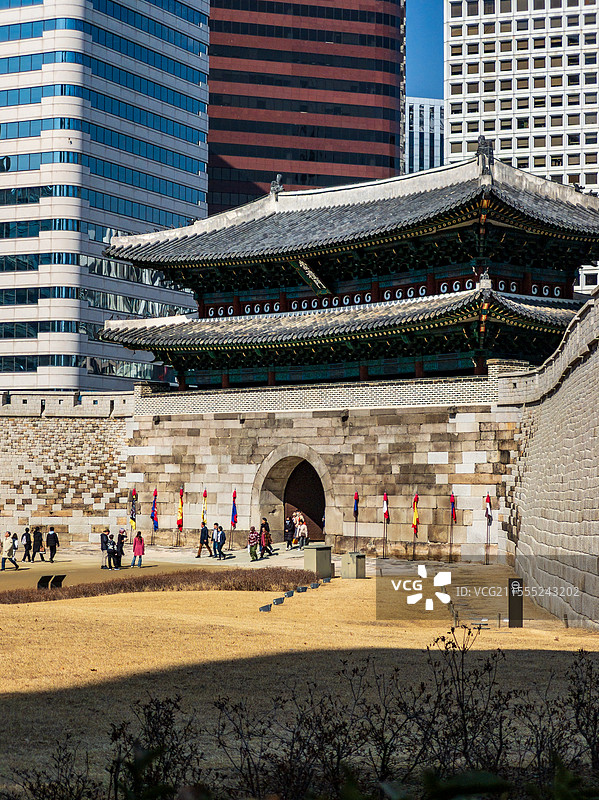 蓝天下的韩国首尔崇礼门南大门图片素材