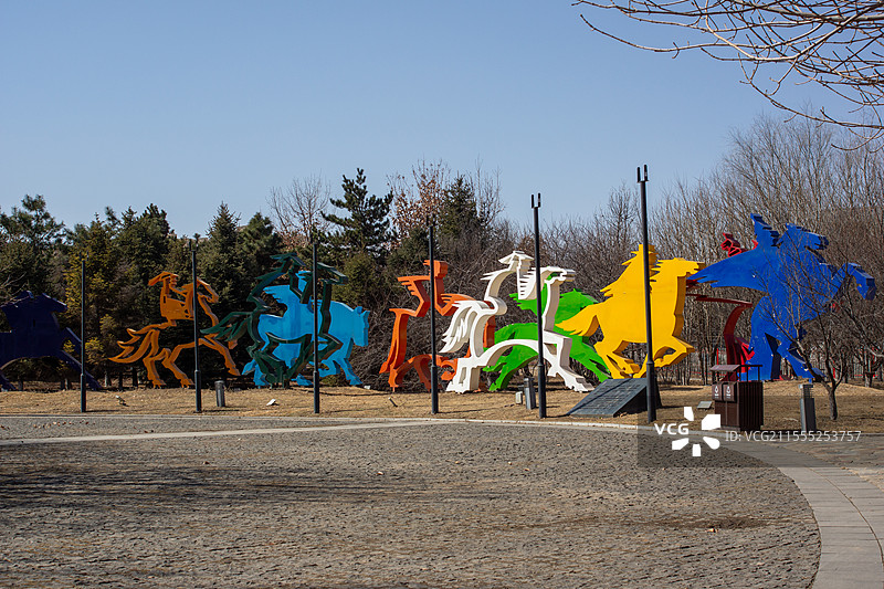 沈阳沈北锡伯族广场，《到达伊犁》雕塑，春季城市风光，户外自然景观，旅游景点图片素材