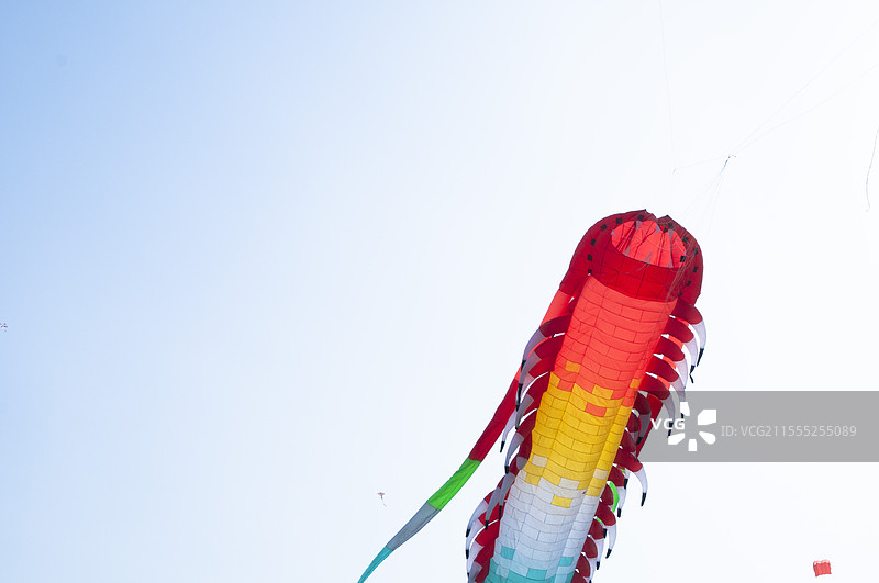 四月潍坊2024年潍坊风筝节上的巨型蜈蚣软体风筝图片素材