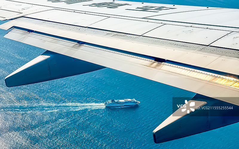 大连港黄海海面机翼与游轮同框图片素材