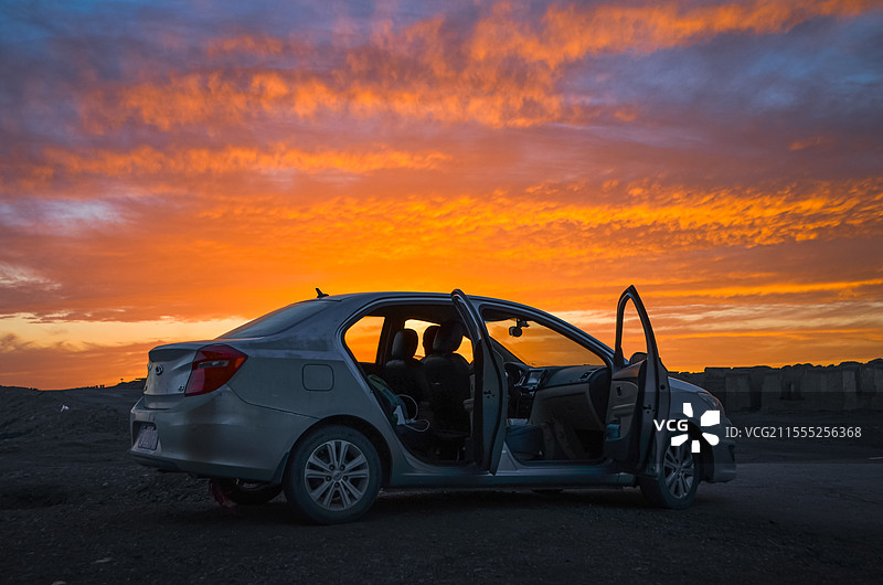 新疆哈密三道岭镇汽车与晚霞图片素材