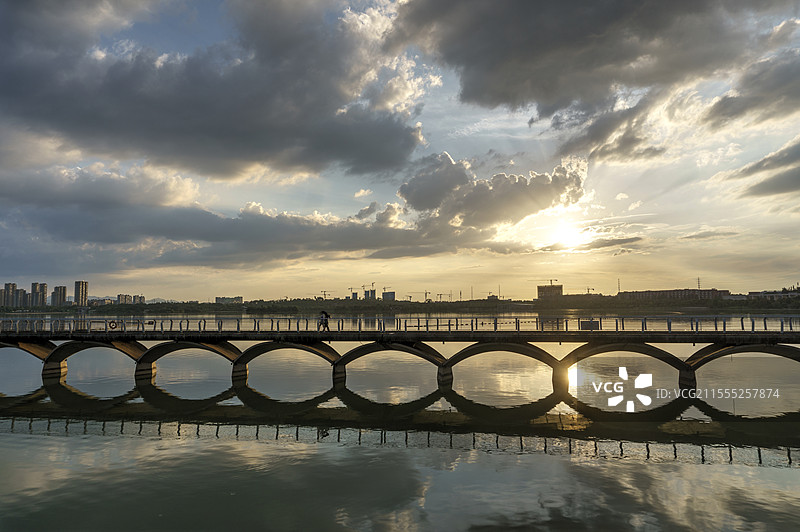 金华湖海塘水上游步道晚霞图片素材
