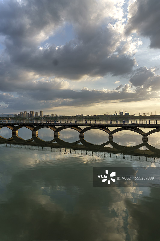 金华湖海塘水上游步道晚霞图片素材