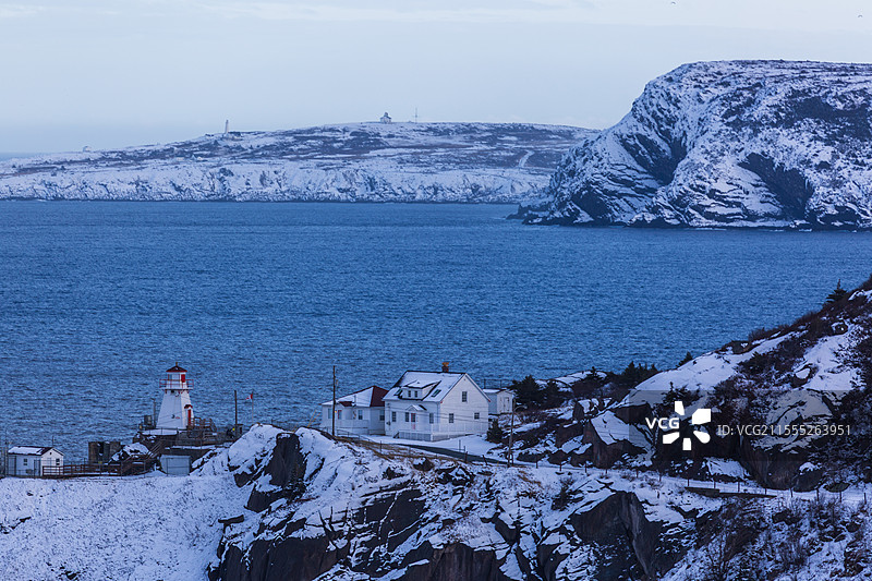 眺望加拿大纽芬兰圣约翰斯阿默斯特堡灯塔和斯必尔角灯塔，冬季海景和地标建筑顶空全景图片素材