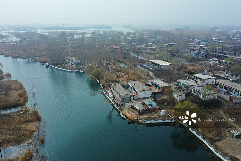 桃红柳绿自成阴，碧浪摇空鸟入云野淀舟船烟水阔，春风露润鲤鱼沉郭里口图片素材