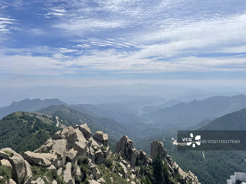 山对天的高角度视图：兴隆雾灵山图片素材